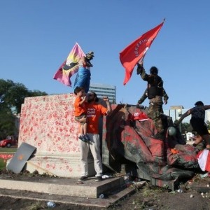 queen-victoria-and-elizabeth-ii-statues-toppled-over-treatment-of-indigenous-canadian-children