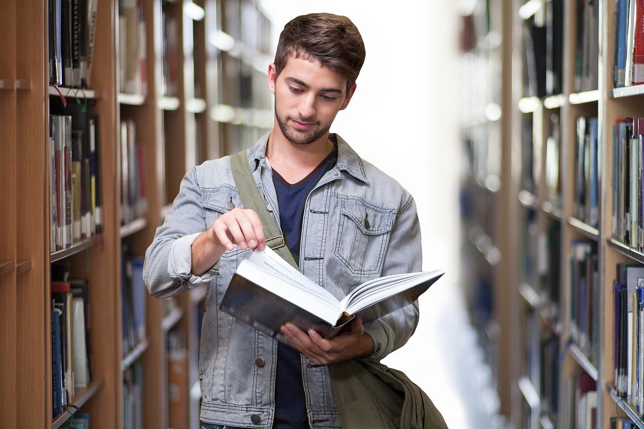 Four -Year School No Longer Attractive To College Students Because of Cost