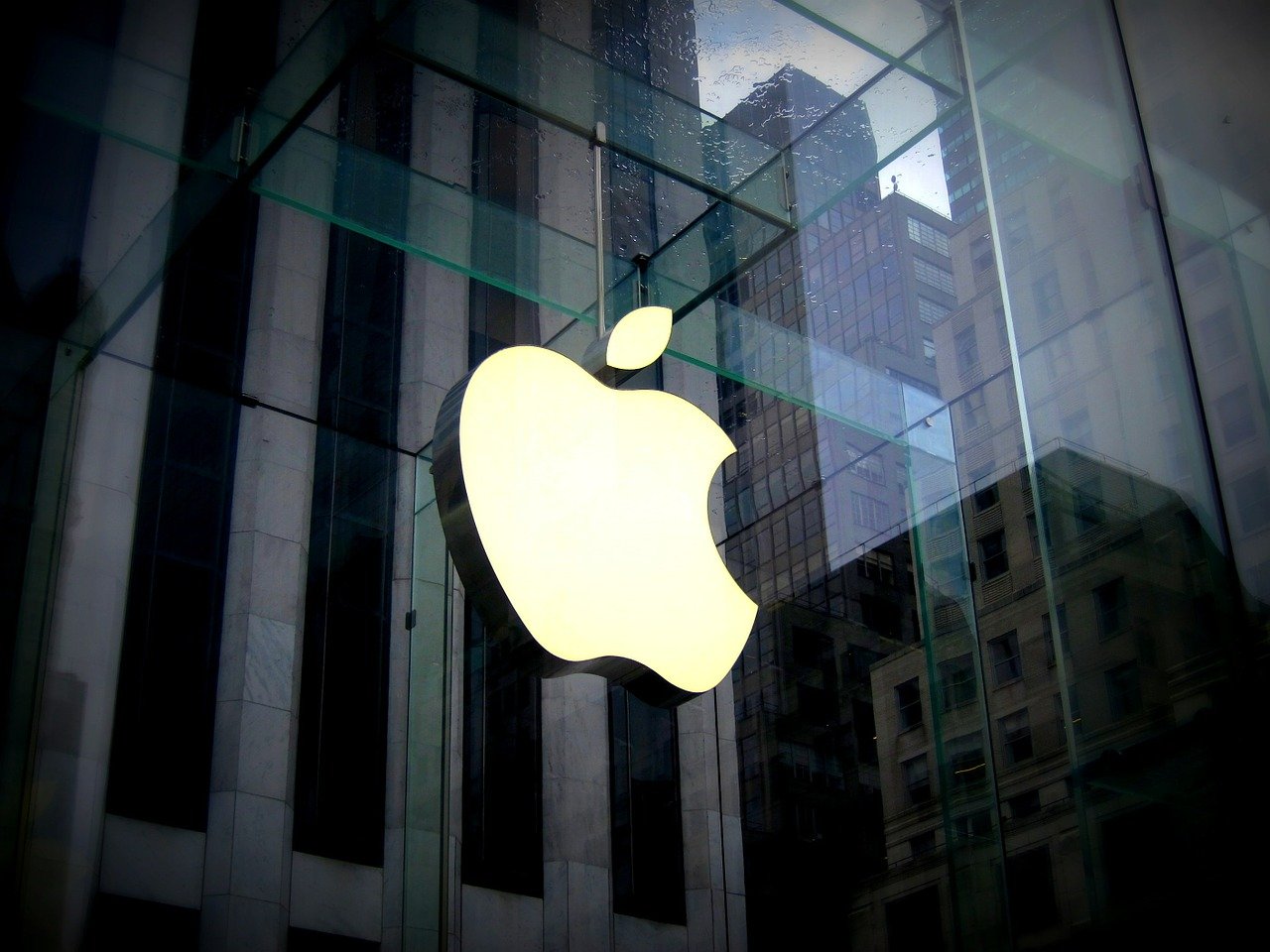 Gunman Who Took Hostages At Apple Store In Amsterdam Demanded $227 Million In Crypto Ransom