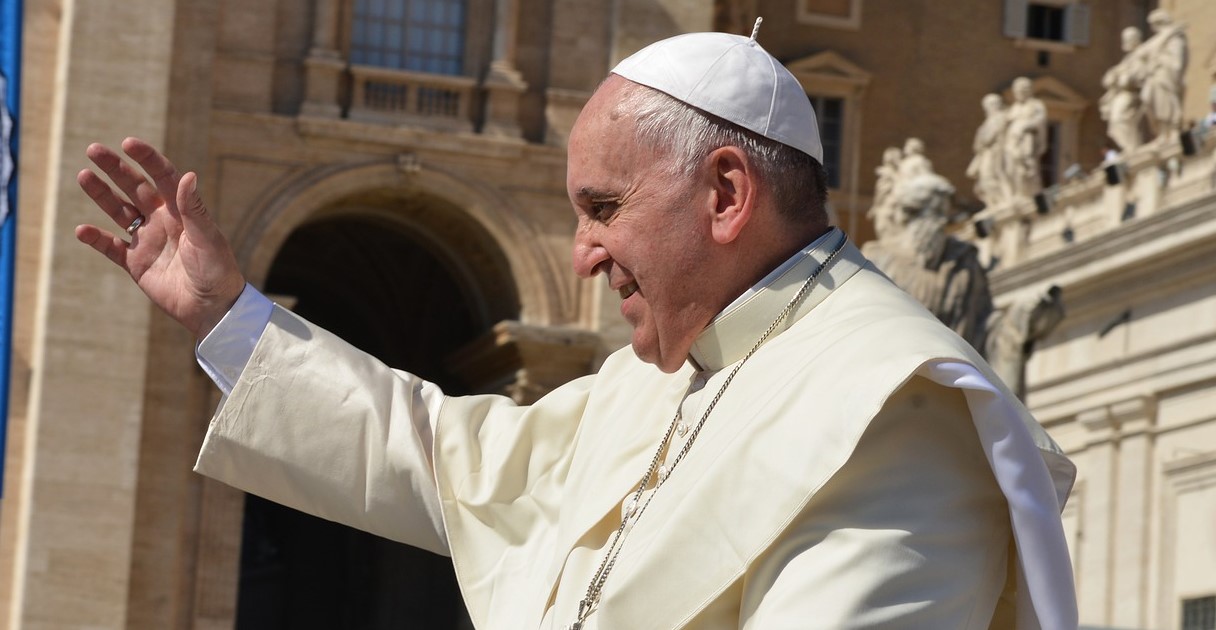 Pope Francis Kisses Ukrainian Flag : Stop 'The Massacre Of Bucha', Let 'The Weapons Fall Silent'!