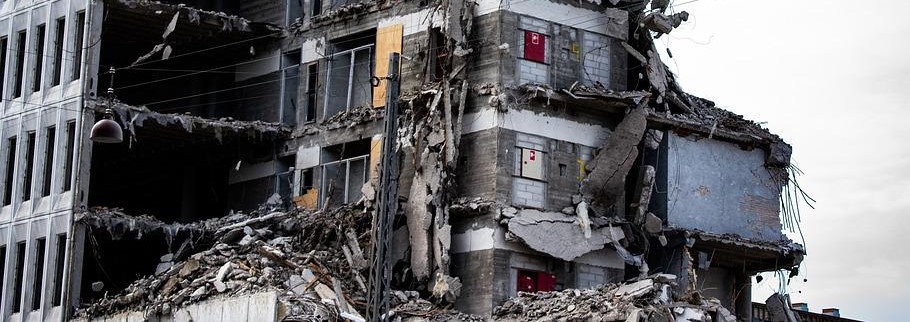 Ukraine: Mariupol Evacuations Offer Signs of Hope