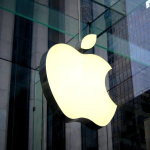 apple-plans-to-cut-iphone-14-production-lag-between-china-india-bloomberg