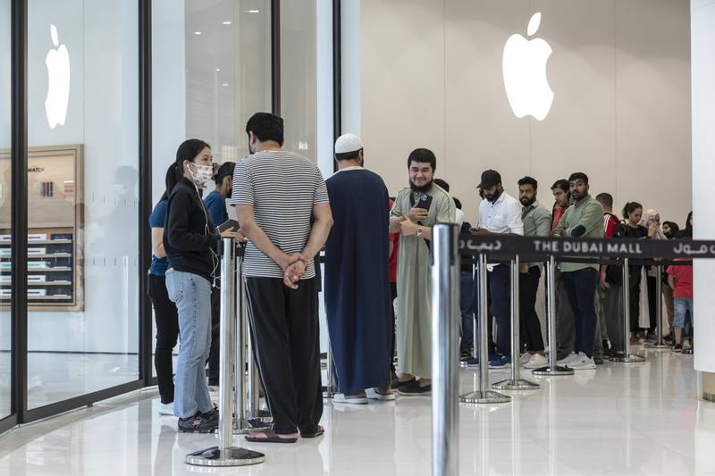 Apple Fans Queue To Scoop Up First iPhone 14s At Dubai Mall