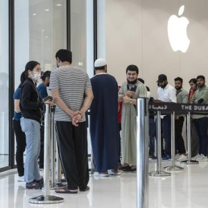 Apple Fans Queue To Scoop Up First iPhone 14s At Dubai Mall