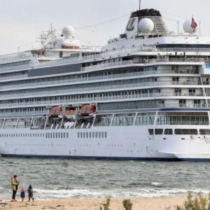 new-year-cruise-stranded-off-australia-over-hull-marine-growth
