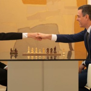 Spanish Prime Minister Inspired By Iranian Chess Player Who Competed Without Hijab