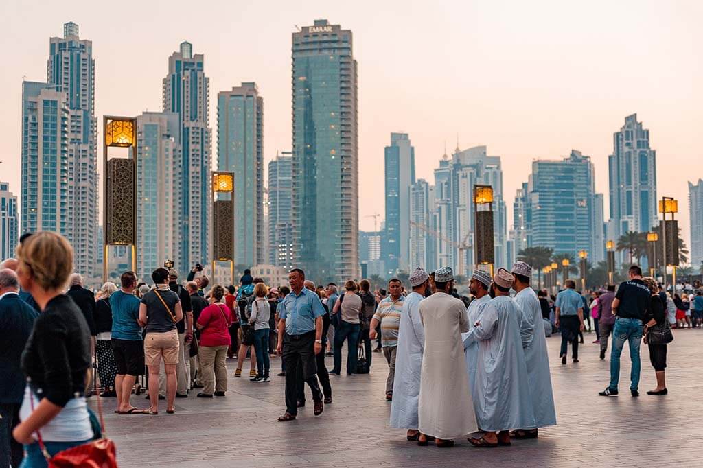 Why do 73% of workers in the UAE aspire to extend their stay?