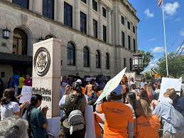 A Judge Temporarily Blocks Iowa Law that Allows Authorities to Charge People Facing Deportation