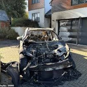 familys-50000-electric-mercedes-explodes-while-charging