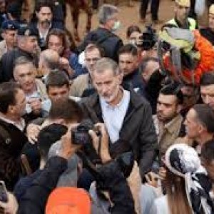Angry Crowds Hurl Mud at King of Spain as He Visits Town Devastated by Flood